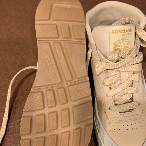 Hi Top Reebok Sneakers 👟 - Picture 4 of 6